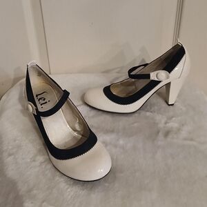 Y2K vintage L.e.i. off white and black Mary Jane heels with a chunky heel 6.5